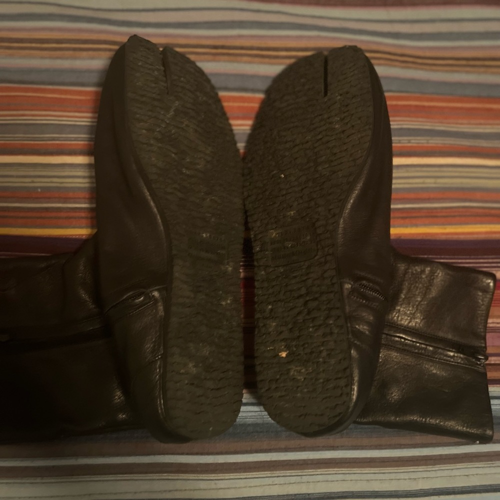 Margiela tabi black leather boots. Zipper on the side with rubber soles.